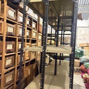 Estantería Metálica Industrial con Múltiples Niveles - imagen 3