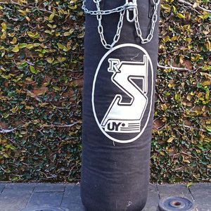 Saco de Boxeo Reforzado con Cadena y Discos de Pesas - imagen 1