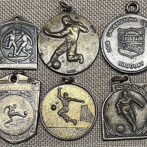 Lote de 6 Medallas Antiguas de Fútbol Uruguayo - imagen 2