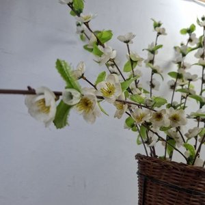 Jarrón de Pie Tejido con Flores Artificiales Blancas y Verdes - imagen 4