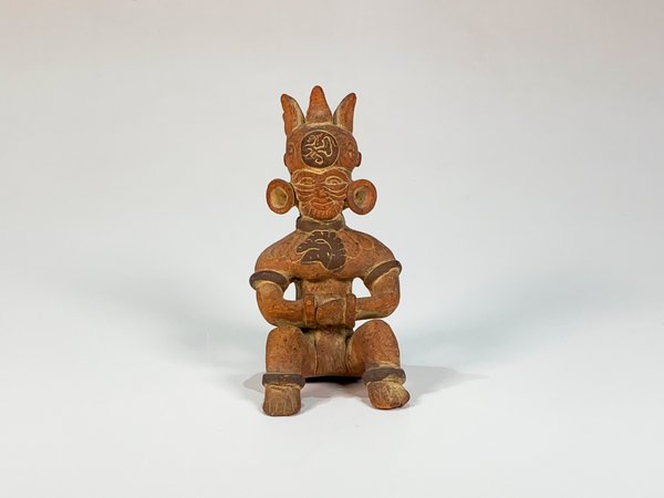 Escultura Azteca de Hombre Sentado con Corona y Decoración de Águila en Cerámica - imagen 1