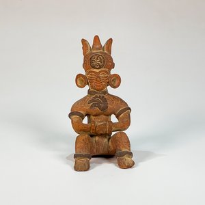 Lote anterior: Escultura Azteca de Hombre Sentado con Corona y Decoración de Águila en Cerámica