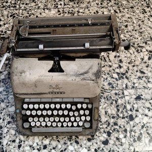 Lote anterior: Máquina de Escribir Antigua Adler Vintage
