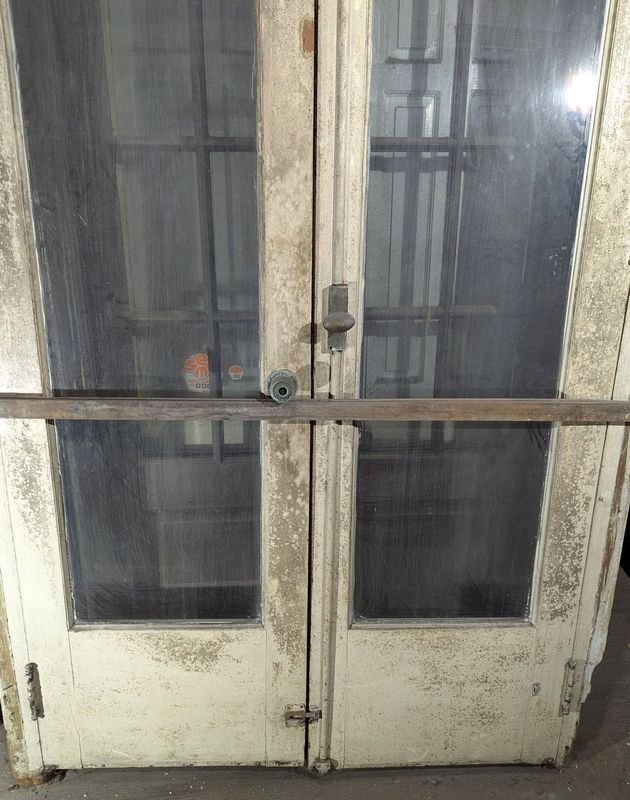 Puerta de cedro con vidrios biselados y marco de pinotea - imagen 7