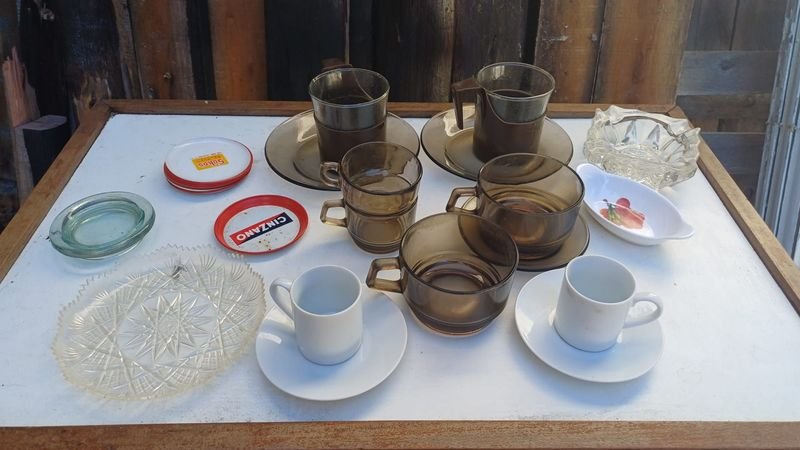 Lote anterior: Tazas, cenicero y posavasos de porcelana