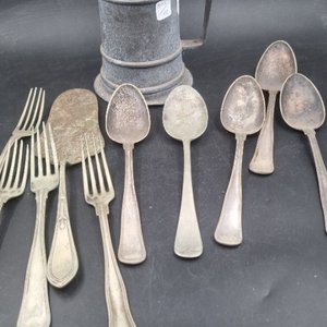 Jarra Antigua con Cubiertos de Metal Plateado - imagen 4