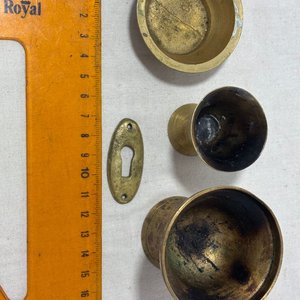 Lote de Piezas y Accesorios de Bronce y Latón: Monedas, Medallas y Más - imagen 10