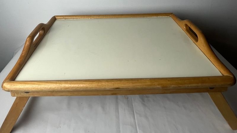 Mesa desayunador en madera con accesorios - imagen 8