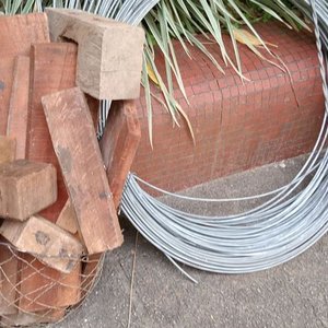 Rollo de Alambre Galvanizado y Maderas Varias - imagen 3