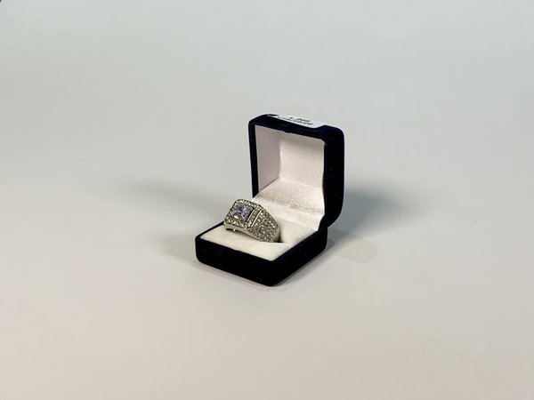 Anillo de Fantasía Plateado con Piedras y Engarce Central