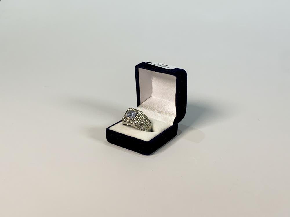 Anillo de Fantasía Plateado con Piedras y Engarce Central