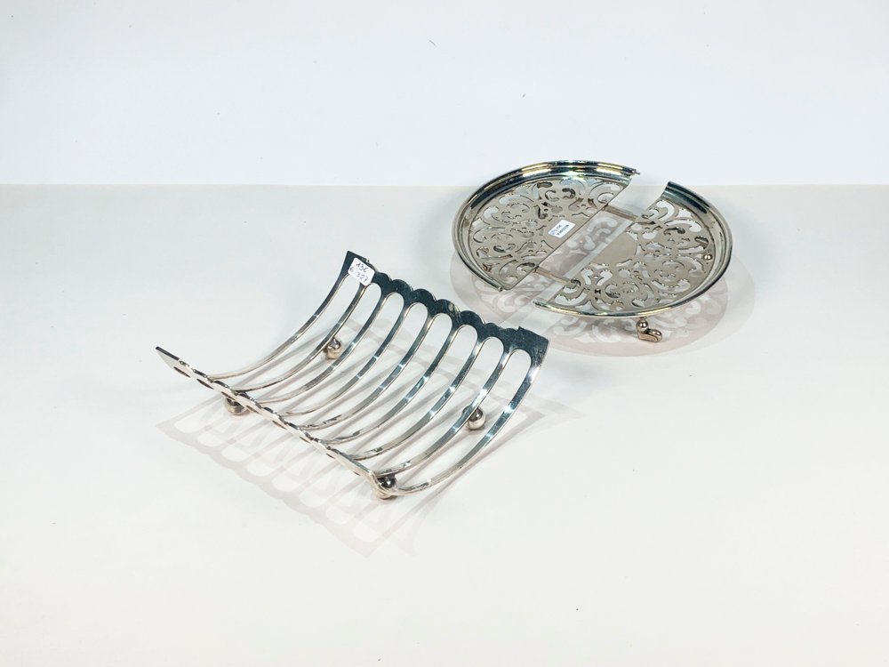 Lote siguiente: Dos piezas de metal decorativas regulables
