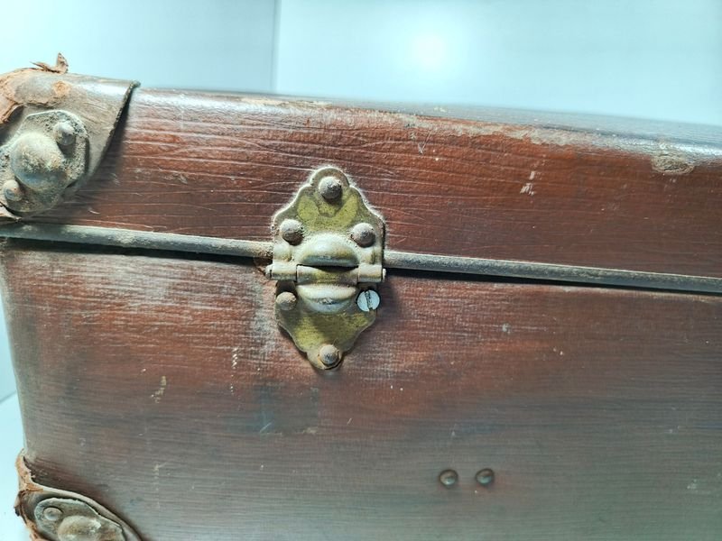 Valija de viaje en símil cuero con remaches y apliques - imagen 10