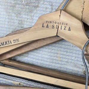 Maleta Antigua de Cuero con Perchas de Madera Vintage - imagen 3