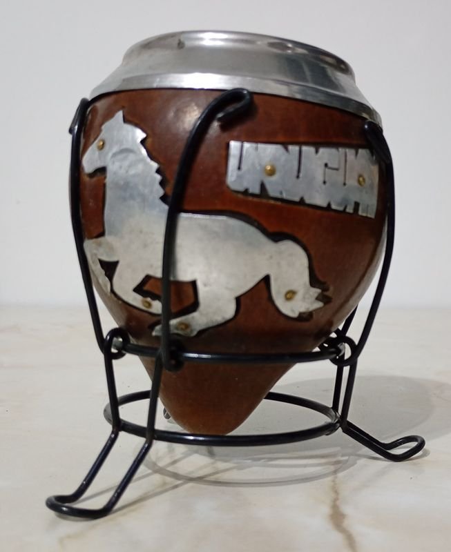 Mate de porongo con virola de acero inoxidable con aplique de imagen de caballo y 'URUGUAY' con soporte. Nuevo. - imagen 3