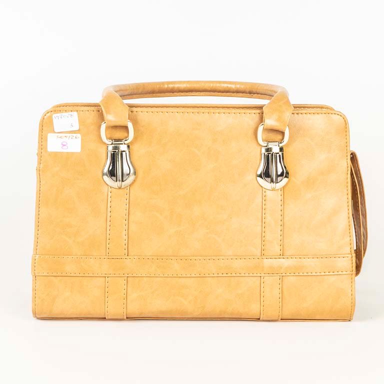 Cartera de Cuero Beige con Apliques Dorados