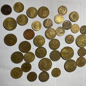 Lote siguiente: Lote de Monedas Antiguas de Bronce: Pesos y Centésimos de Colección
