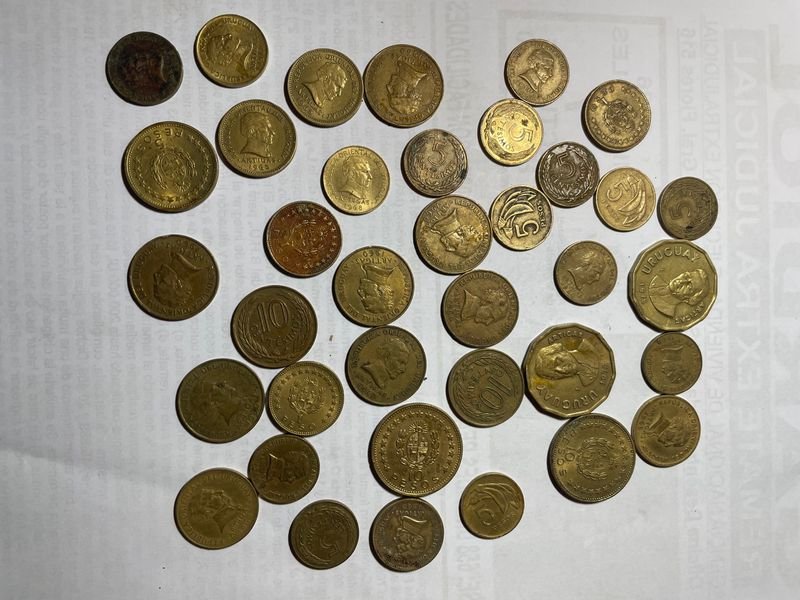 Lote de Monedas Antiguas de Bronce: Pesos y Centésimos de Colección