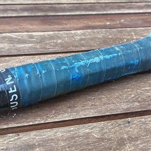 Raqueta de tenis marca Wilson N5,3 HY Brid, con encordado y grip colocado; usada, con desgaste propio del uso. - imagen 3