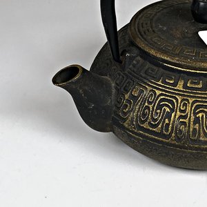 Calderita Decorada de Hierro Fundido con Tapa y Asa de Cuerda - imagen 5