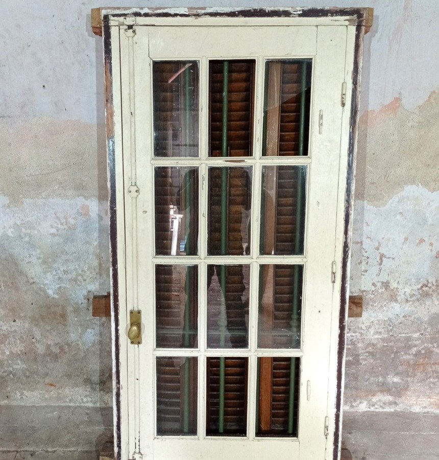 Ventana antigua con hoja batiente y postigos en cedro - imagen 2