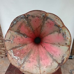 Gramófono Antiguo con Bocina Exterior Roja Desgastada - imagen 4
