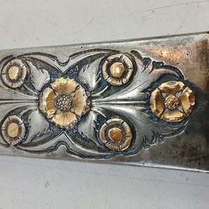 Vaina de Metal con Flores Repujadas y Detalles Dorados - imagen 2