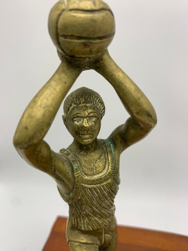 Figura de basquetbolista en bronce - Jugador de baloncesto en posición de tirar - imagen 2