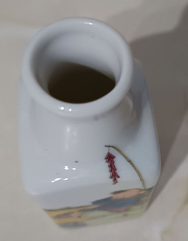 Jarrón de porcelana oriental con decoración de niños jugando con pirotécnica - imagen 4