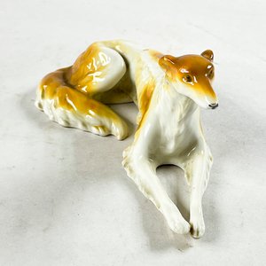 Lote siguiente: Figura de Perro Borzoi en Porcelana Blanca y Miel