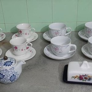 Conjunto de Vajilla: Mantequera, 6 Tazas de Té con Plato y Tetera Pintada - imagen 1