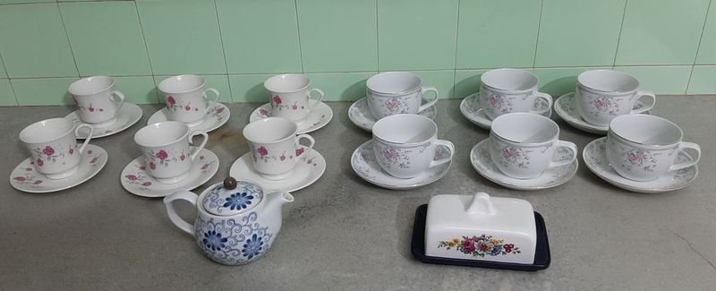 Conjunto de Vajilla: Mantequera, 6 Tazas de Té con Plato y Tetera Pintada
