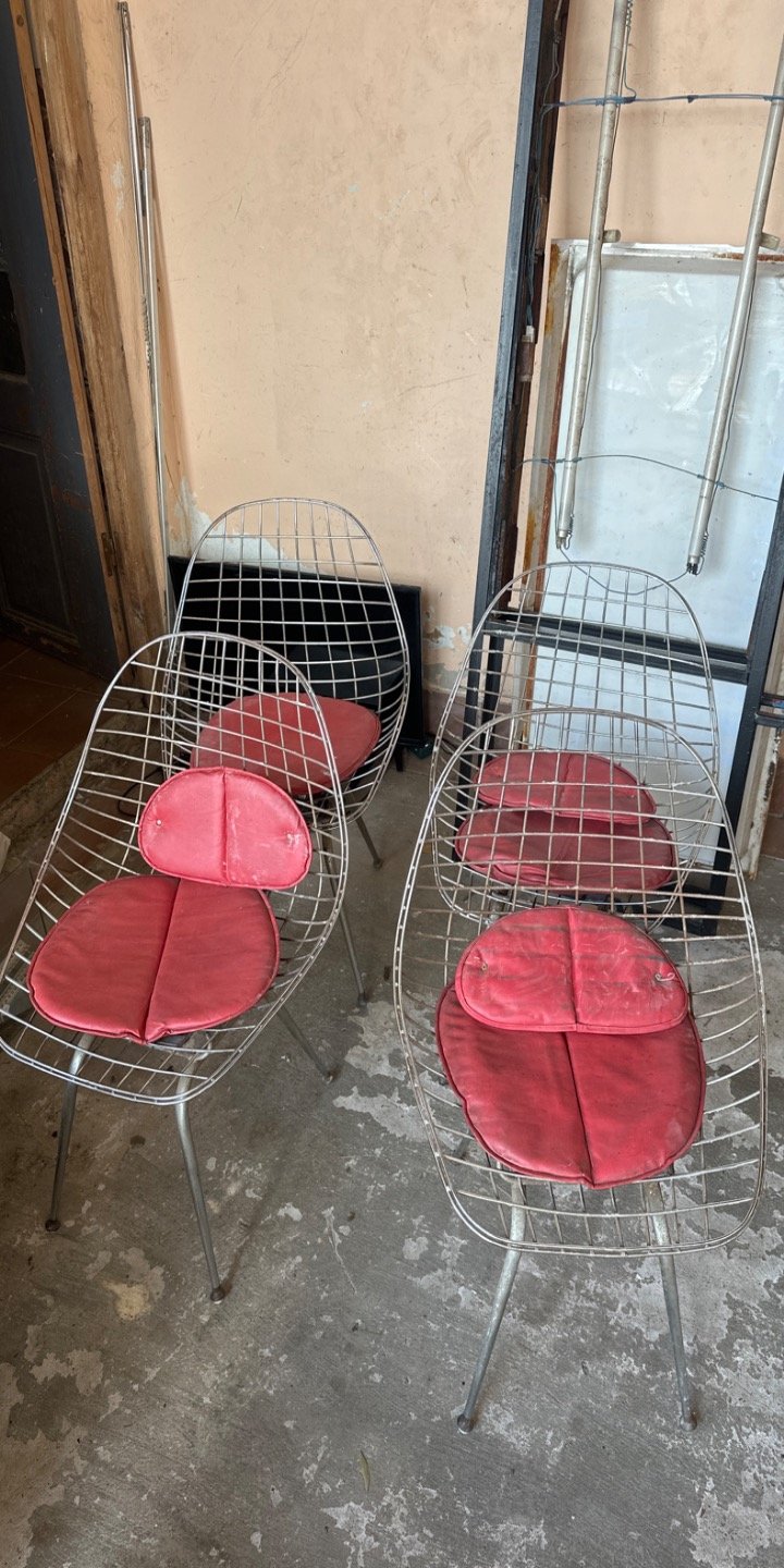 Lote anterior: Sillas de diseño moderno en buen estado