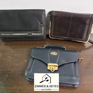 Lote siguiente: Lote de 3 Carteras Clásicas de Cuero y Piel de Serpiente