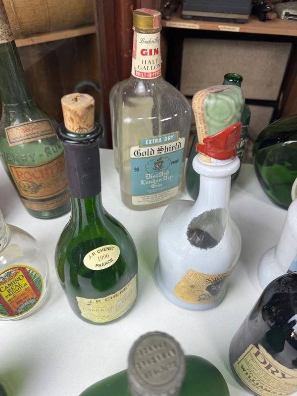 Colección de botellas vacías de diferentes épocas - imagen 9