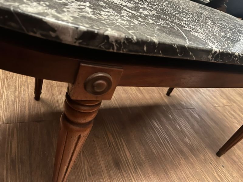 Lote siguiente: Mesa de mármol y madera en excelente estado