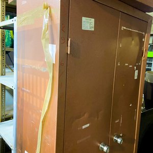 Tres piezas: mueble metalico color marron dos puertas y dos mesitas rodantes color marron con detalles - imagen 3