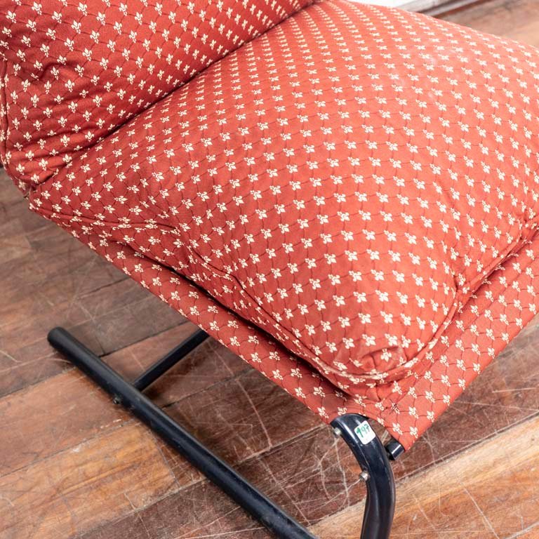 Sillón bajo de estructura metálica con asiento tapizado - imagen 2