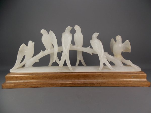 Escultura de Alabastro con 6 Pájaros sobre Rama y Base de Madera