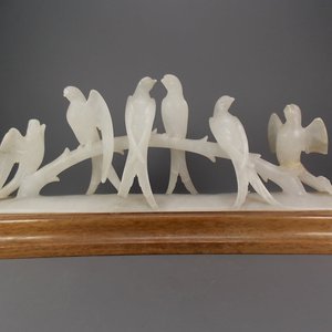 Escultura de Alabastro con 6 Pájaros sobre Rama y Base de Madera - imagen 1