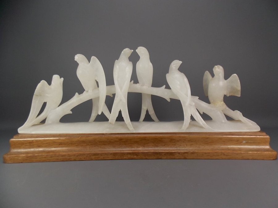 Escultura de Alabastro con 6 Pájaros sobre Rama y Base de Madera