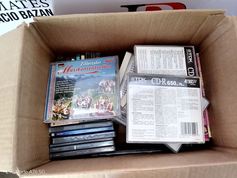 Colección de CDs y accesorios en buen estado - imagen 4