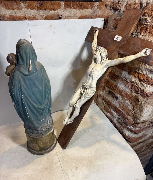 Figuras religiosas con detalles de madera y yeso - imagen 3