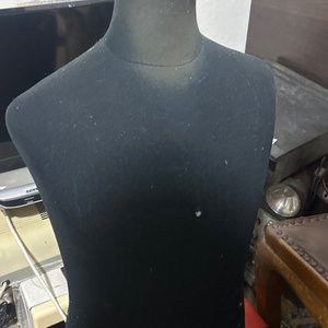 Lote siguiente: Maniquí de Torso Negro para Exhibición