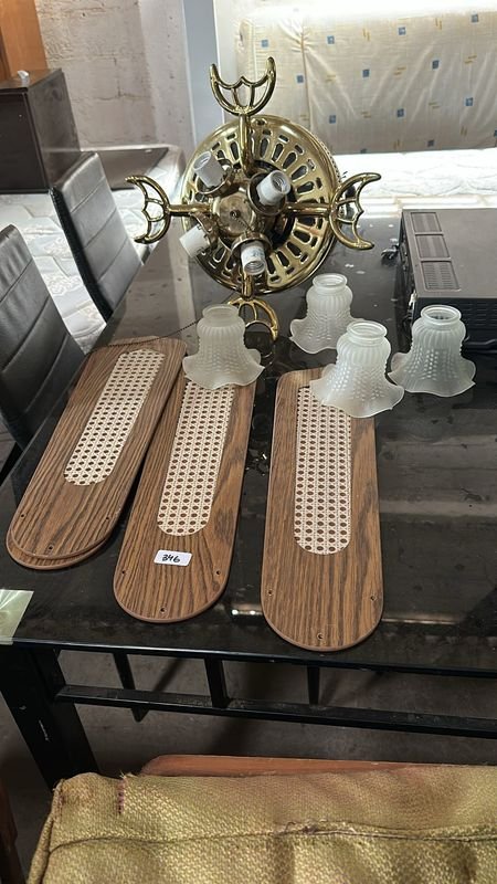 Ventilador de techo con lámparas y tablones de madera - imagen 2
