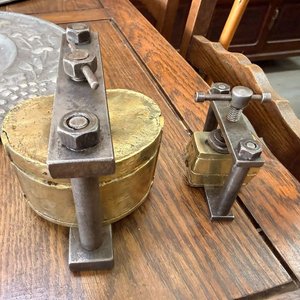 Dos Prensas Odontológicas Antiguas con Muflas de Bronce - imagen 1