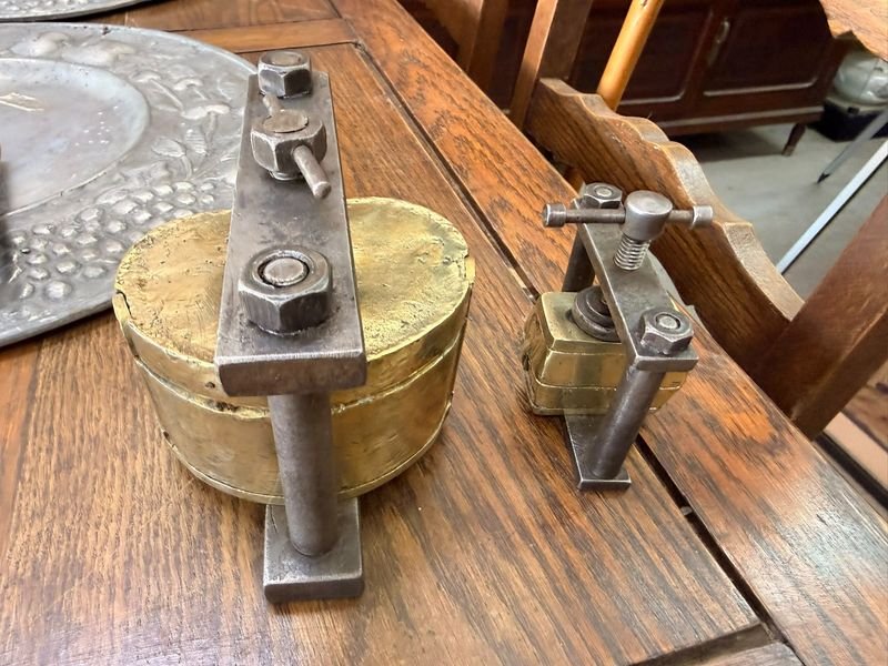 Dos Prensas Odontológicas Antiguas con Muflas de Bronce