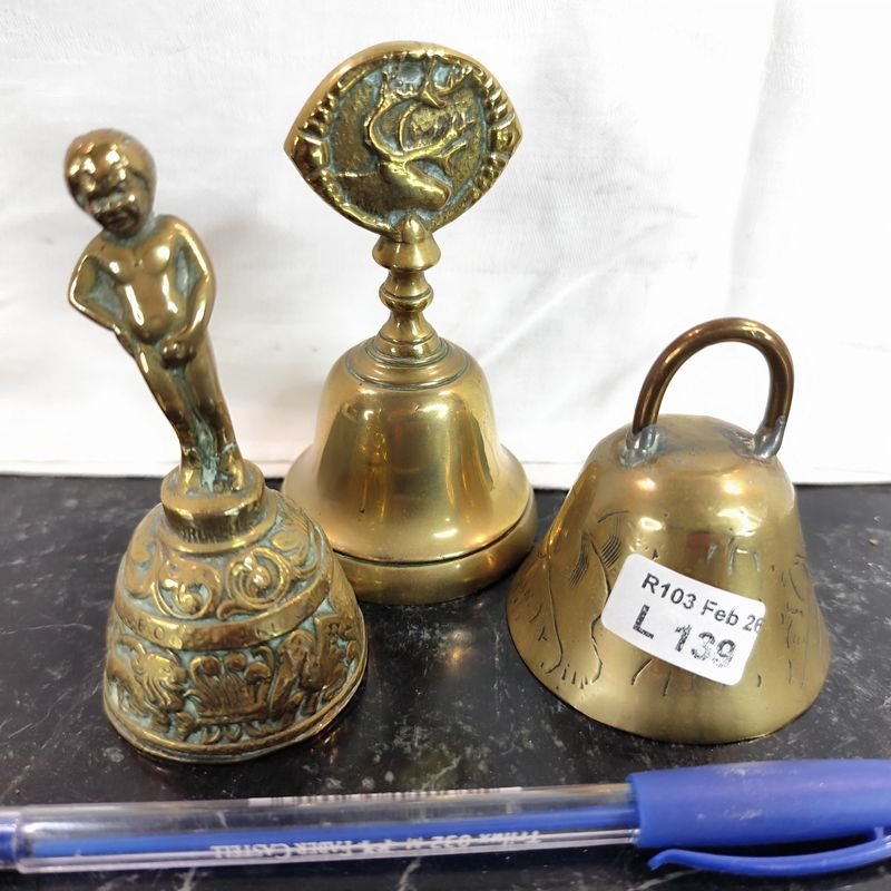 Lote siguiente: Colección de campanas de bronce con diseños ornamentales