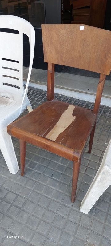 Sillas blancas y mesas de madera en buen estado - imagen 3