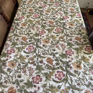 Manta Acolchada Estampada Floral con Volado Blanco - imagen 4